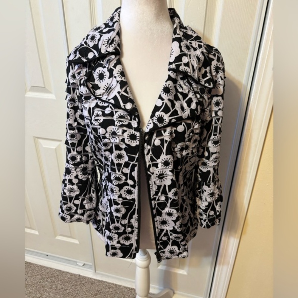 Women’s Zippered Jacket From Clara S. Size Large Black White Floral Print